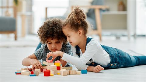 Παιχνίδι χωρίς καβγάδες: πώς βοηθάμε τα παιδιά να παίζουν όμορφα μαζί